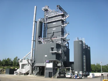 Photo: Feistritz asphalt mixing plant: asphalt mixing plant coated in dark grey in front of a blue sky