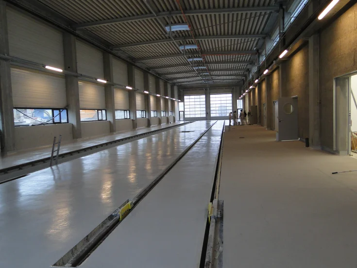 Photo: The inside of a depot with a smooth, light grey floor covering