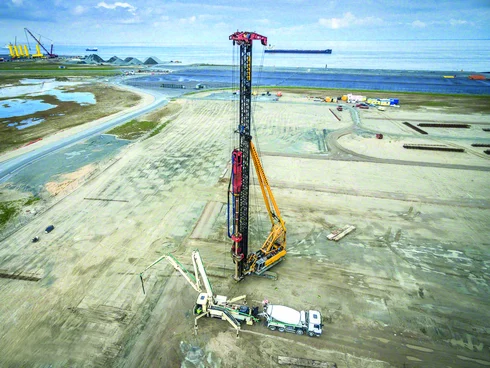 The picture shows the KBM02 piling rig at the offshore wind turbine factory project in Cuxhaven.